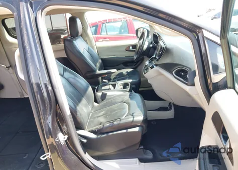 2017 Chrysler Pacifica Touring-L z USA, uszkodzony, nr VIN 2C4RC1BG8HR613239